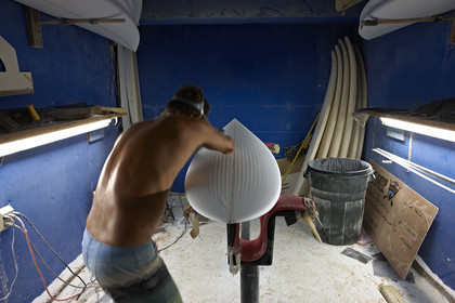 SHAPING A SURF BOARD.  NORTH SHORE (North Shore - Oahu Island - Hawaii-USA)