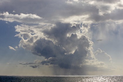 15_025133  ©ThMartinez Sea&Co.  RAIATEA - ILES SOUS LE VENT. POLYNESIE FRANCAISE .  2 Février 2015. ..NUAGE DE GRAIN DE PLUIE
