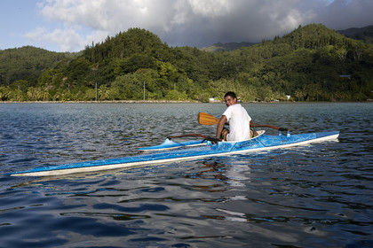 15_025170  ©ThMartinez Sea&Co.  RAIATEA - ILES SOUS LE VENT. POLYNESIE FRANCAISE .  2 Février 2015. ..Jeunes tahitiens pratiquant des sports nautiques dan sle lagon de Raiatea