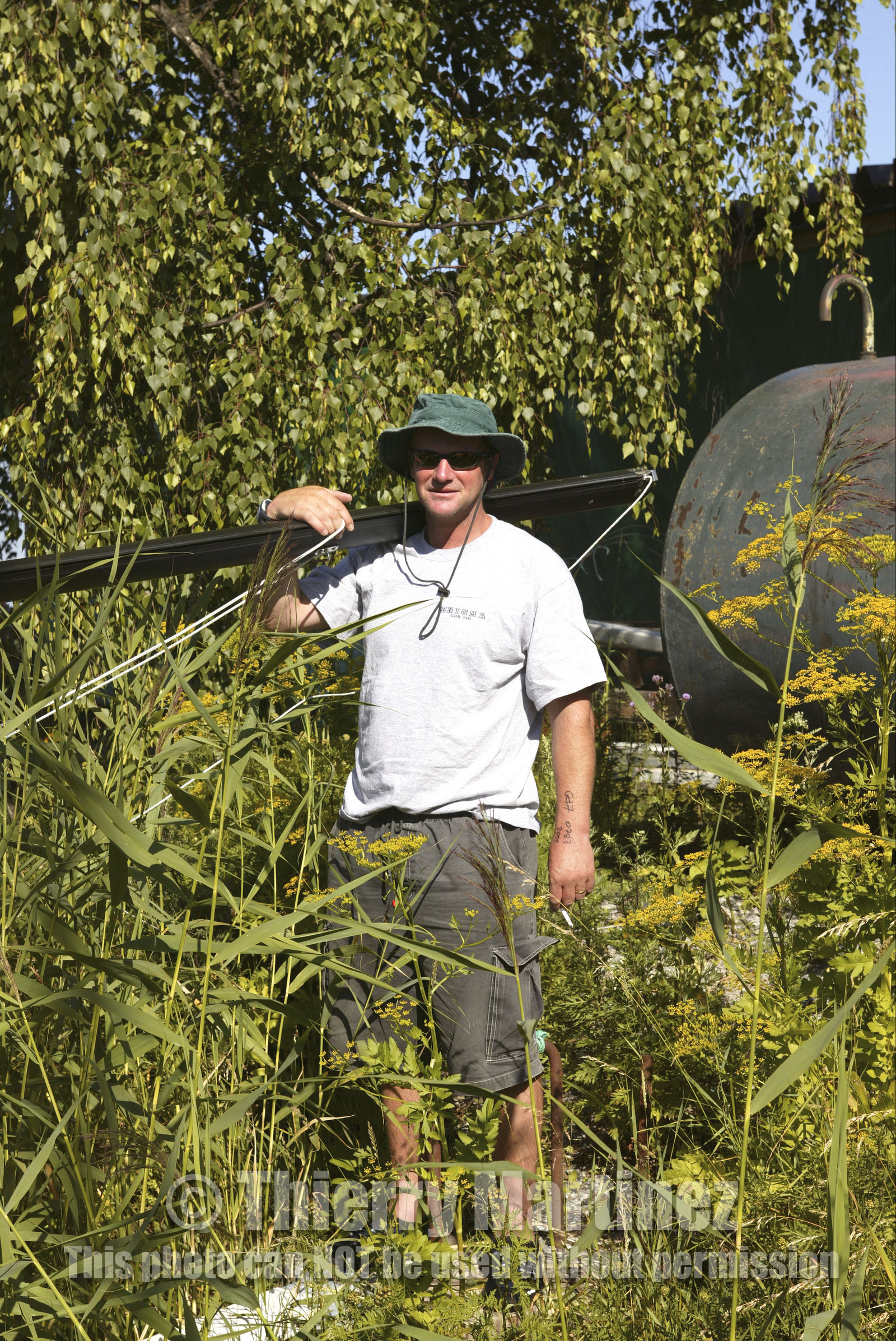 03_3020D © Th.Martinez,STOCKHOLM ARCHIPELAGO SWEDEN, 8 07 03-Archipelago Raid (2003)  Day 1..Neal mcDonald (UK) preparing his boat (ASSA ABLOY) before leg1.