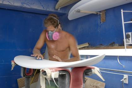 SHAPING A SURF BOARD.  NORTH SHORE (North Shore - Oahu Island - Hawaii-USA)